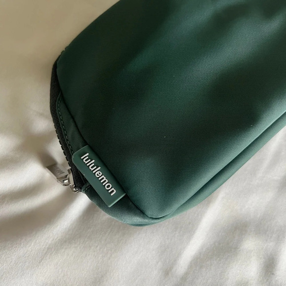 🆕💚 Lululemon Everywhere Belt Bag - Dark Forest - Picture 5 of 6